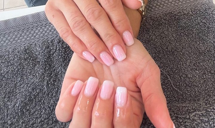 baby boomer sur ongles naturels dans l'institut de beauté turquoise à Aix en Provence