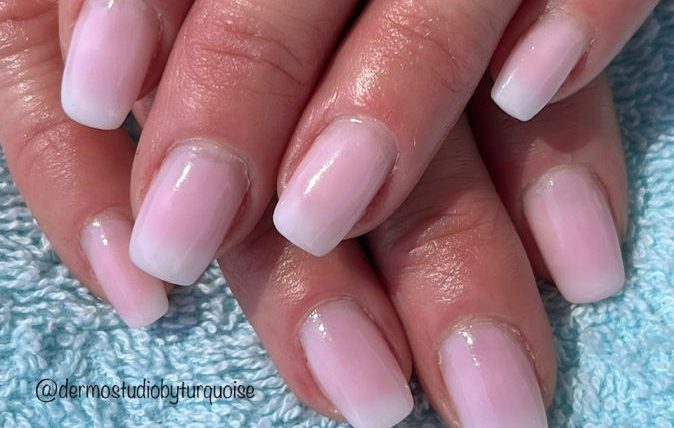 réalisation du baby boomer sur ongles naturels à Aix en Provence