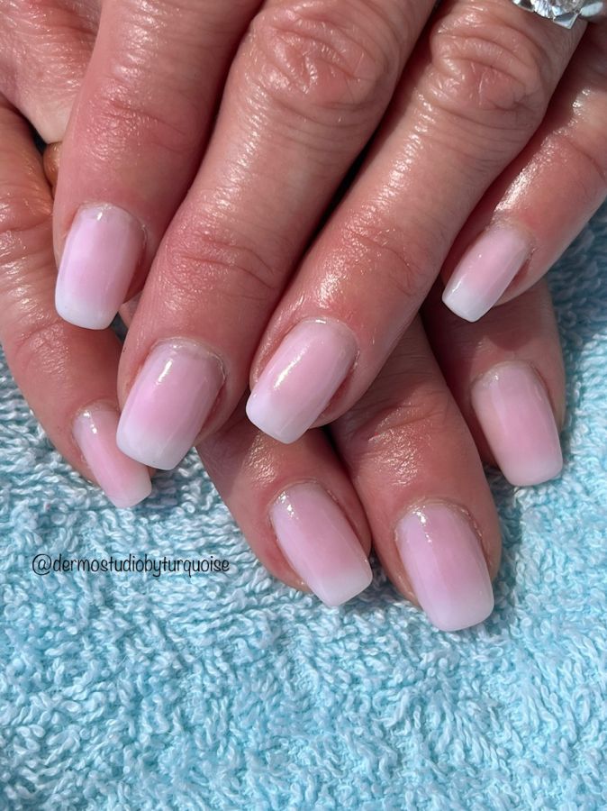 réalisation du baby boomer sur ongles naturels à Aix en Provence